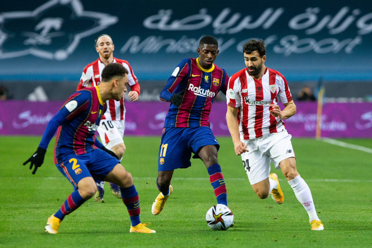 Archivo - Mikel Balenziaga of Athletic Club and Ousmane Dembele of Barcelona during the Spanish SuperCup Final between Futbol Club Barcelona and Athletic Club Bilbao at La Cartuja Stadium on January 1