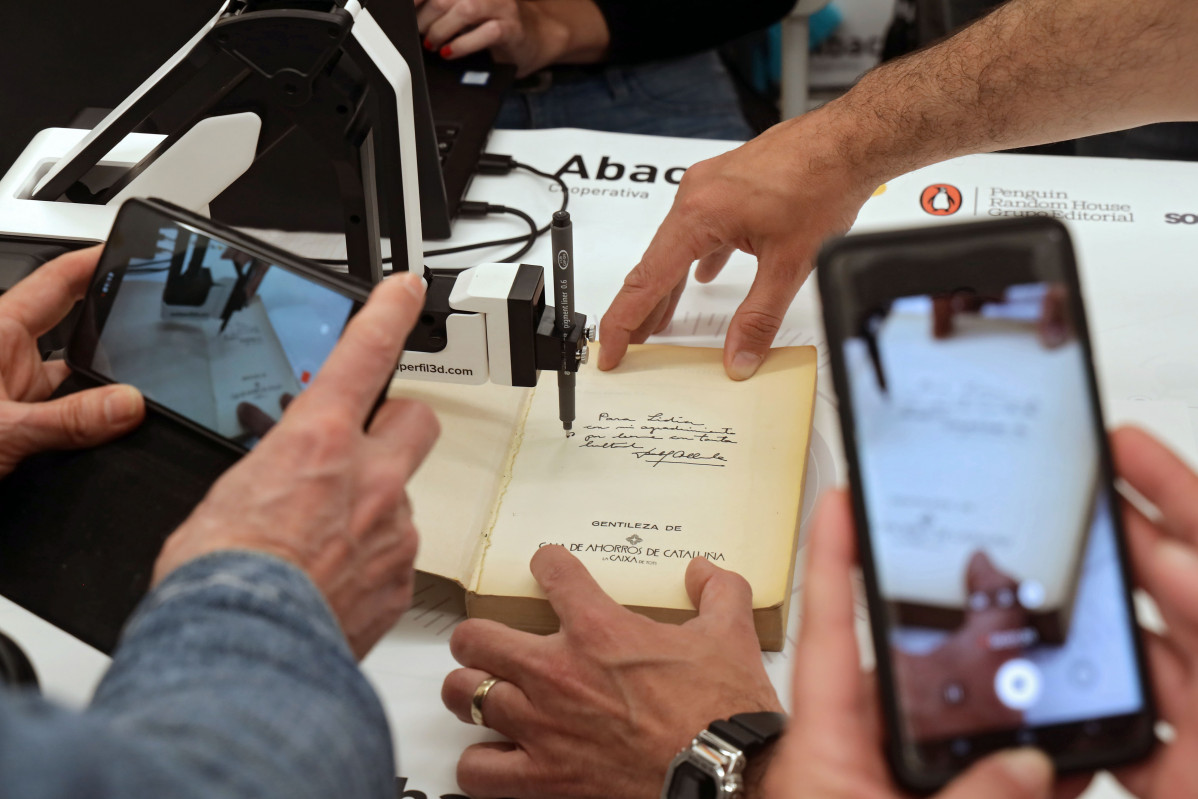 Firma de libros con un brazo robótico en el Espai Abacus