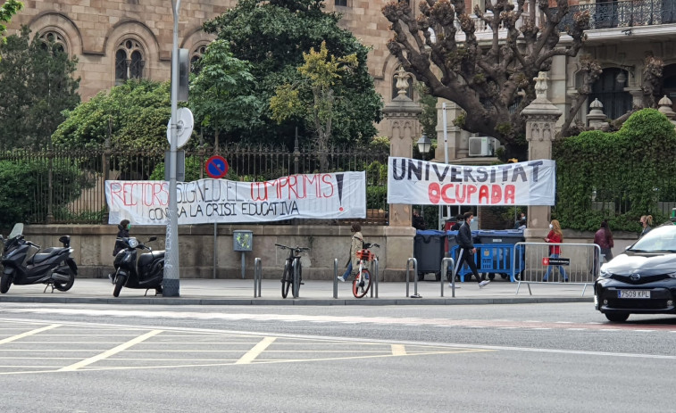 Estudiantes ocupan un edificio de la UB para exigir compromisos contra la 