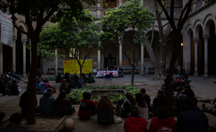 Tras dos días de ocupación de la UB, los estudiantes se reúnen con los rectores