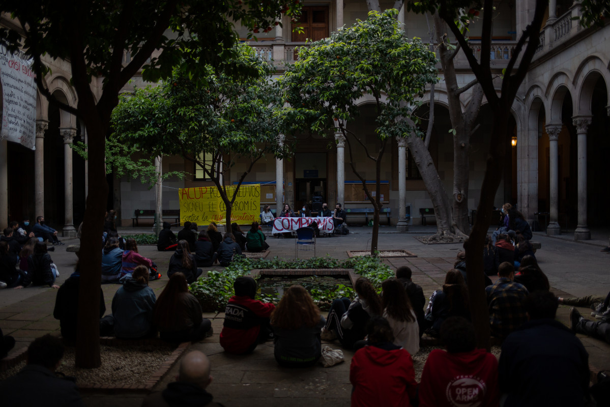 EuropaPress 3656050 varias personas participan segundo dia ocupacion edificio universitat