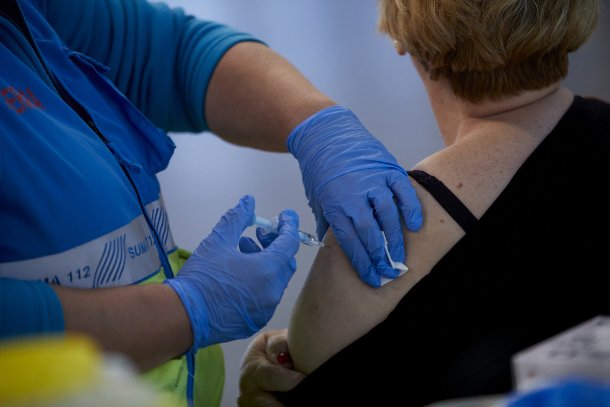 Arxiu - Una persona rep la vacuna contra el coronavirus.
