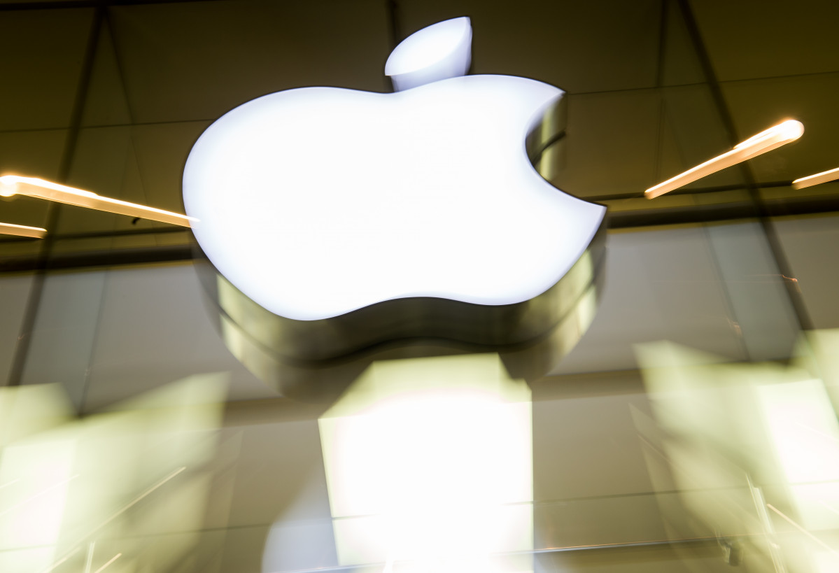Archivo - FILED - 17 February 2016, Bavaria, Munich: The Apple logo shines on the facade of the Apple Store. Apple is preparing to launch its new iPhone 13. Photo: Peter Kneffel/dpa