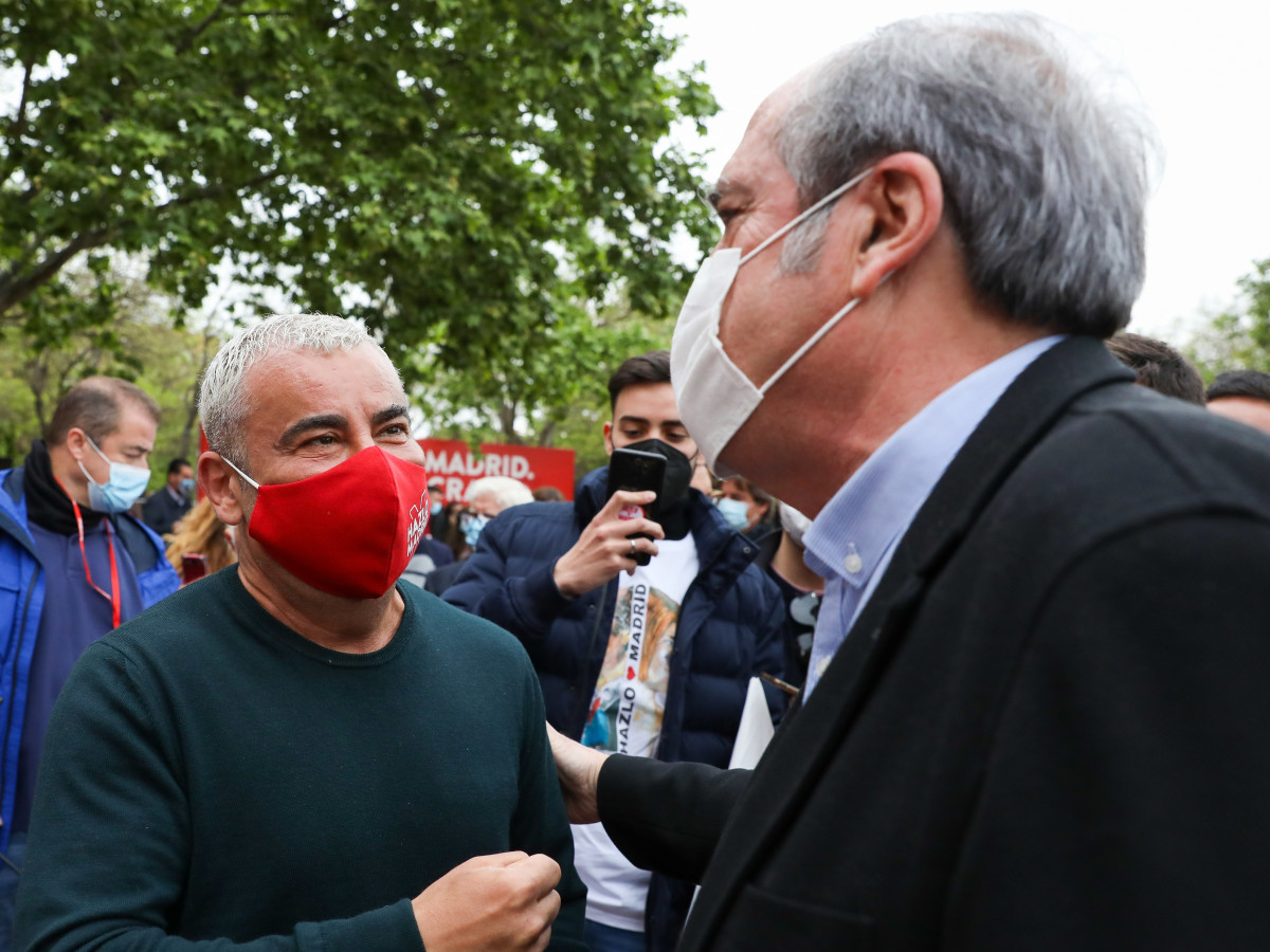 El presentador Jorge Javier Vázquez  y el candidato socialista a la Presidencia de la Comunidad de Madrid, Ángel Gabilondo, durante un acto de campaña, a 24 de abril de 2021, en Puente de Vallecas,