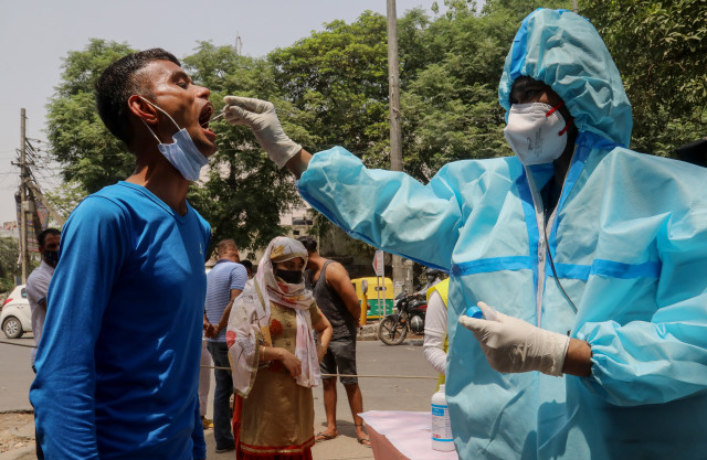 EuropaPress 3643926 15 april 2021 india new delhi healthcare worker in protective suit collects