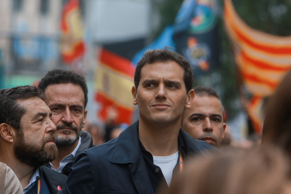 Archivo - El presidente de Ciudadanos, Albert Rivera, y detrás, a su izquierda, el portavoz adjunto de Cs en el Congreso y candidato a presidir la Comunidad de Madrid, Edmundo Bal, en una manifestaci