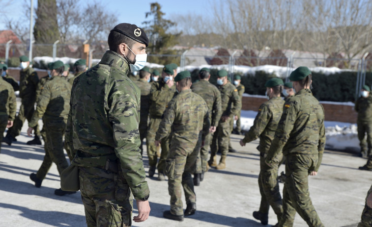 Un grupo de radicales ataca las instalaciones del Ejército en Catalunya