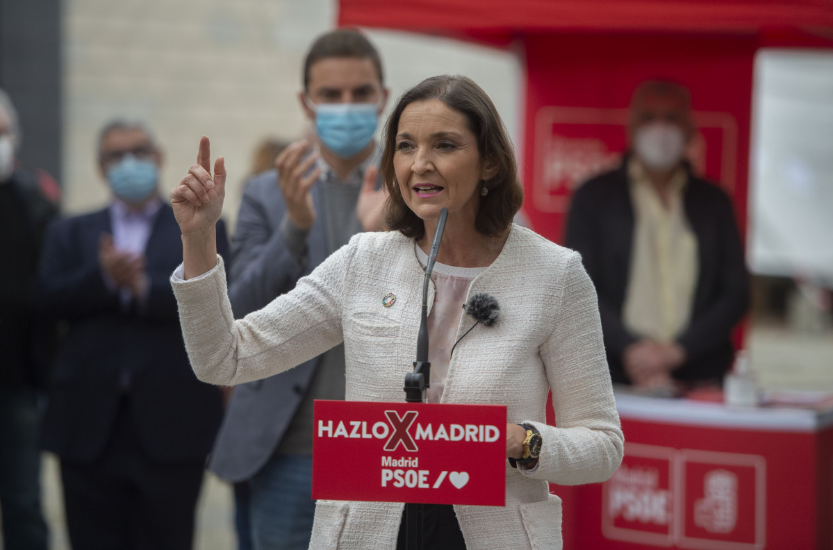 La ministra de Industria, Reyes Maroto, en una rueda de prensa organizada en la Plaza de las Hermandades, a 21 de abril de 2021, en Alcorcón, Madrid (España)