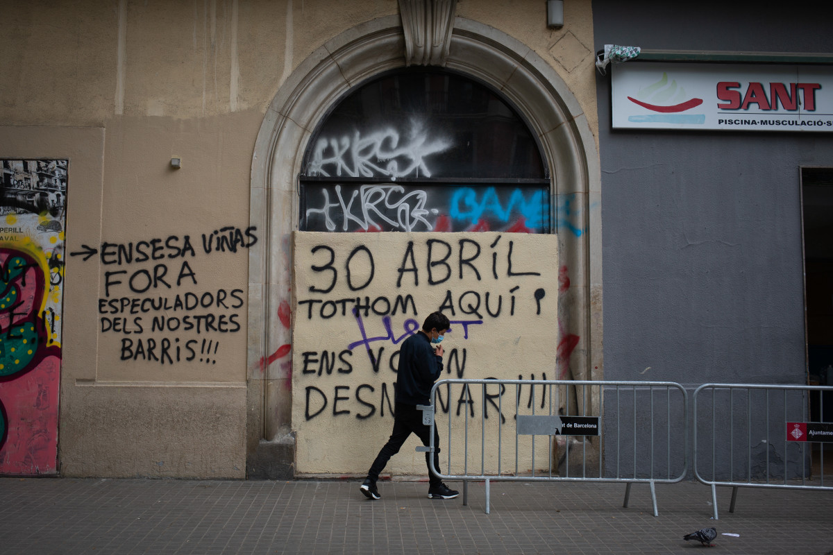 Un grafiti hace alusión al próximo cierre del gimnasio social Sant Pau para personas sin hogar, a 28 de abril de 2021, en Barcelona, Catalunya, (España).