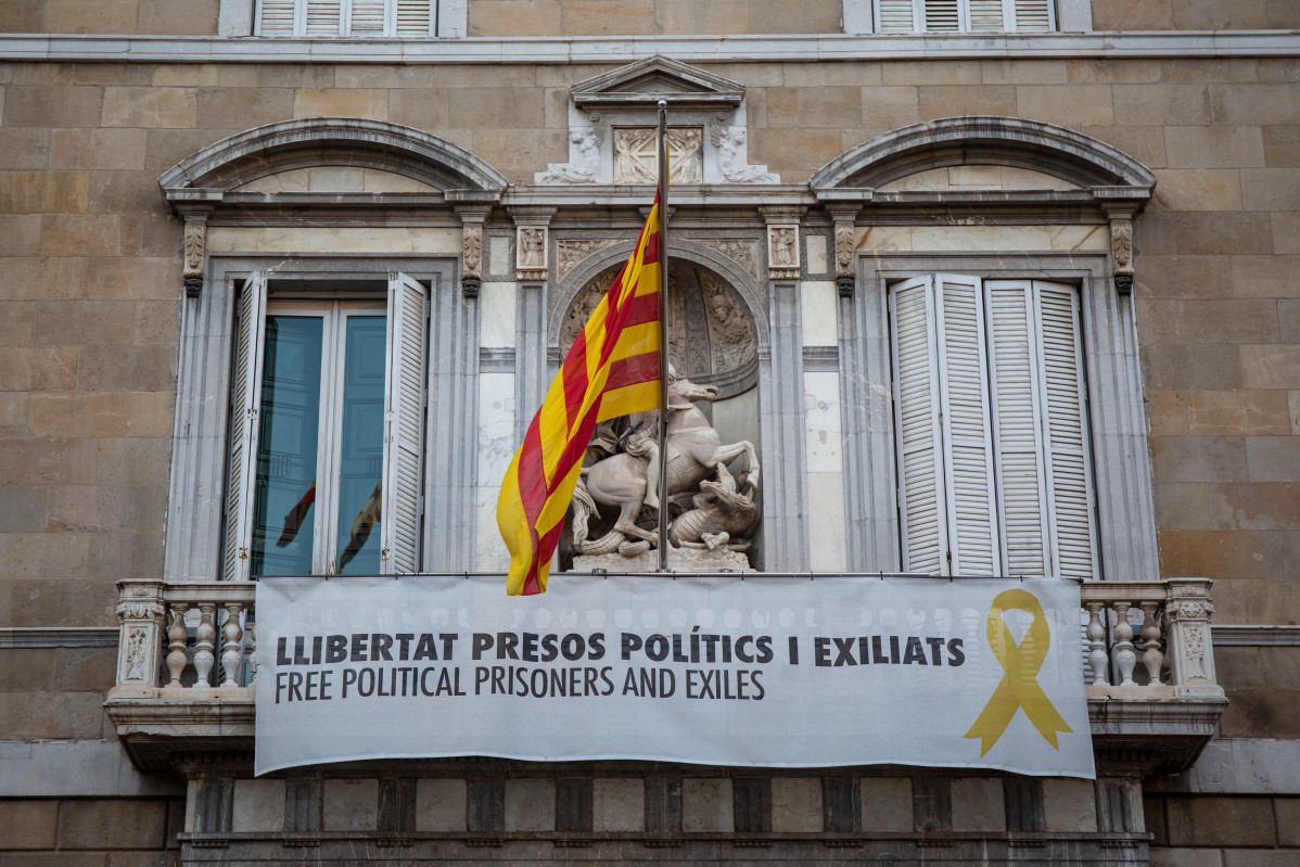 EuropaPress 2011457 pancarta fachada generalitat pide libertad presos politicos exiliados