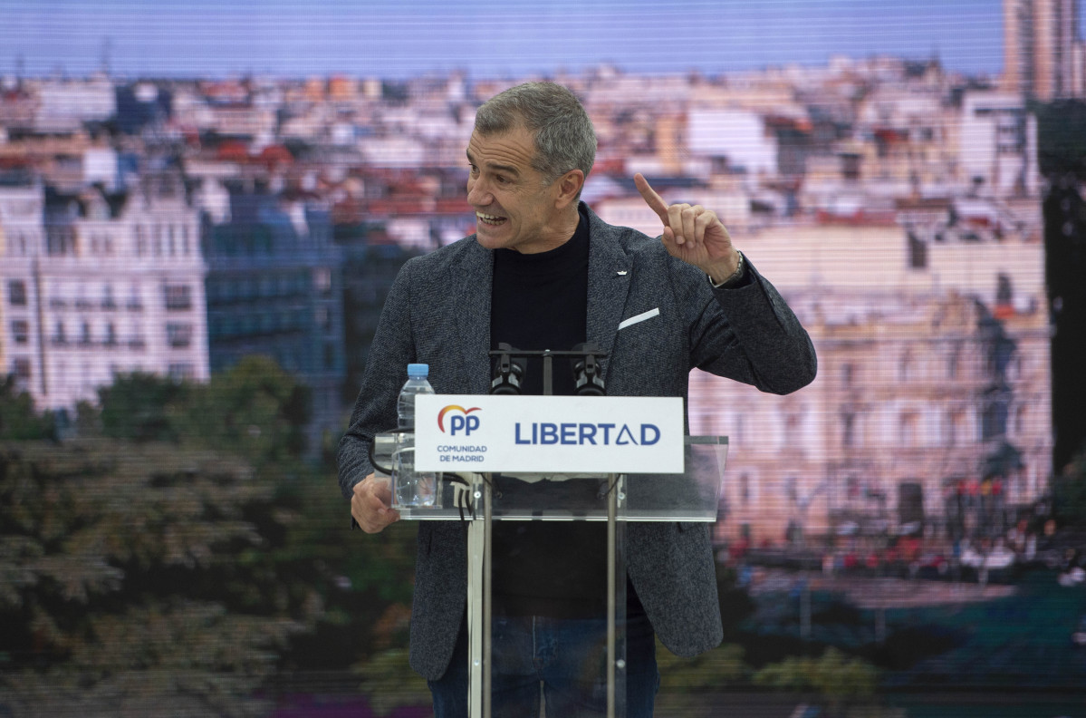 El exportavoz de Ciudadanos en las Cortes Valencianas Toni Cantó, durante un acto de campaña del PP en la Plaza de la Comunidad de Madrid de Leganés.