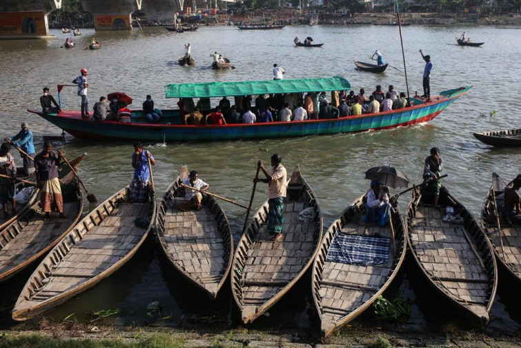 Al menos 26 muertos tras el choque de dos barcos en Bangladesh