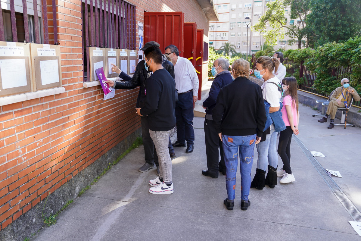 EuropaPress 3685965 votantes esperan cola puertas colegio rosalia castro mayo 2021 mostoles