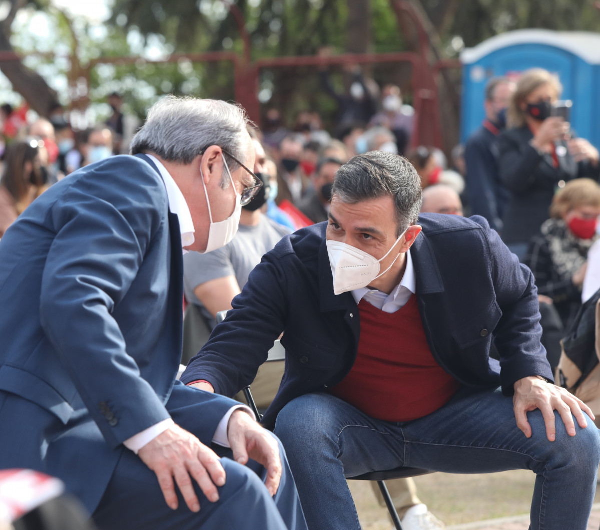 El candidato del PSOE a la Presidencia de la Comunidad de Madrid, Ángel Gabilondo (i) y el presidente del Gobierno, Pedro Sánchez durante el último acto de campaña del partido en el auditorio del 