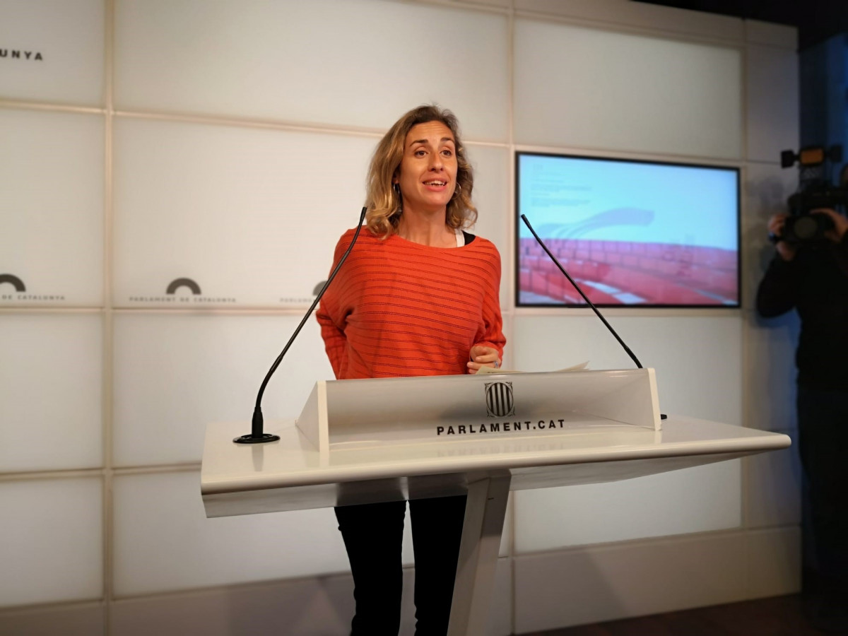 La diputada de la CUP al Parlament Laia Estrada en roda de premsa al Parlament.