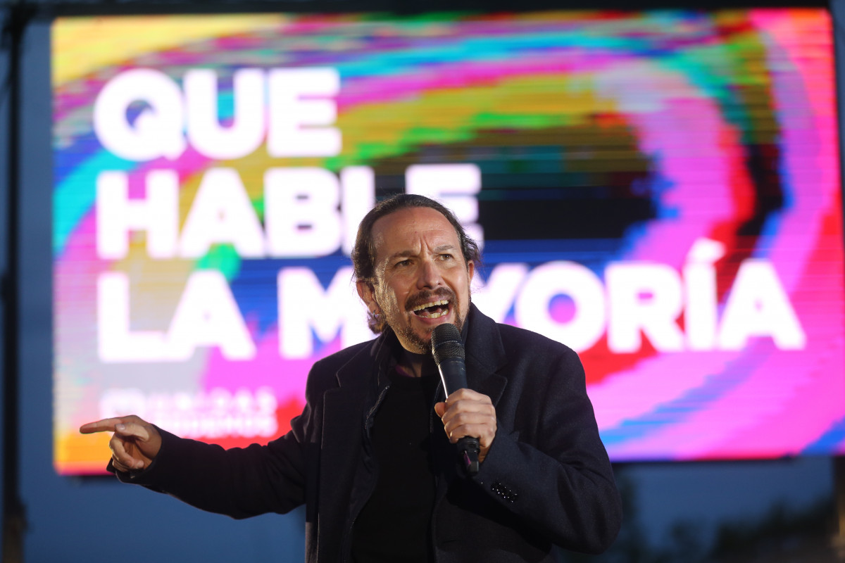 El candidato de Unidas Podemos a la presidencia de la Comunidad de Madrid y secretario general de Podemos, Pablo Iglesias interviene durante el acto de cierre de campaña del partido en el anfiteatro 