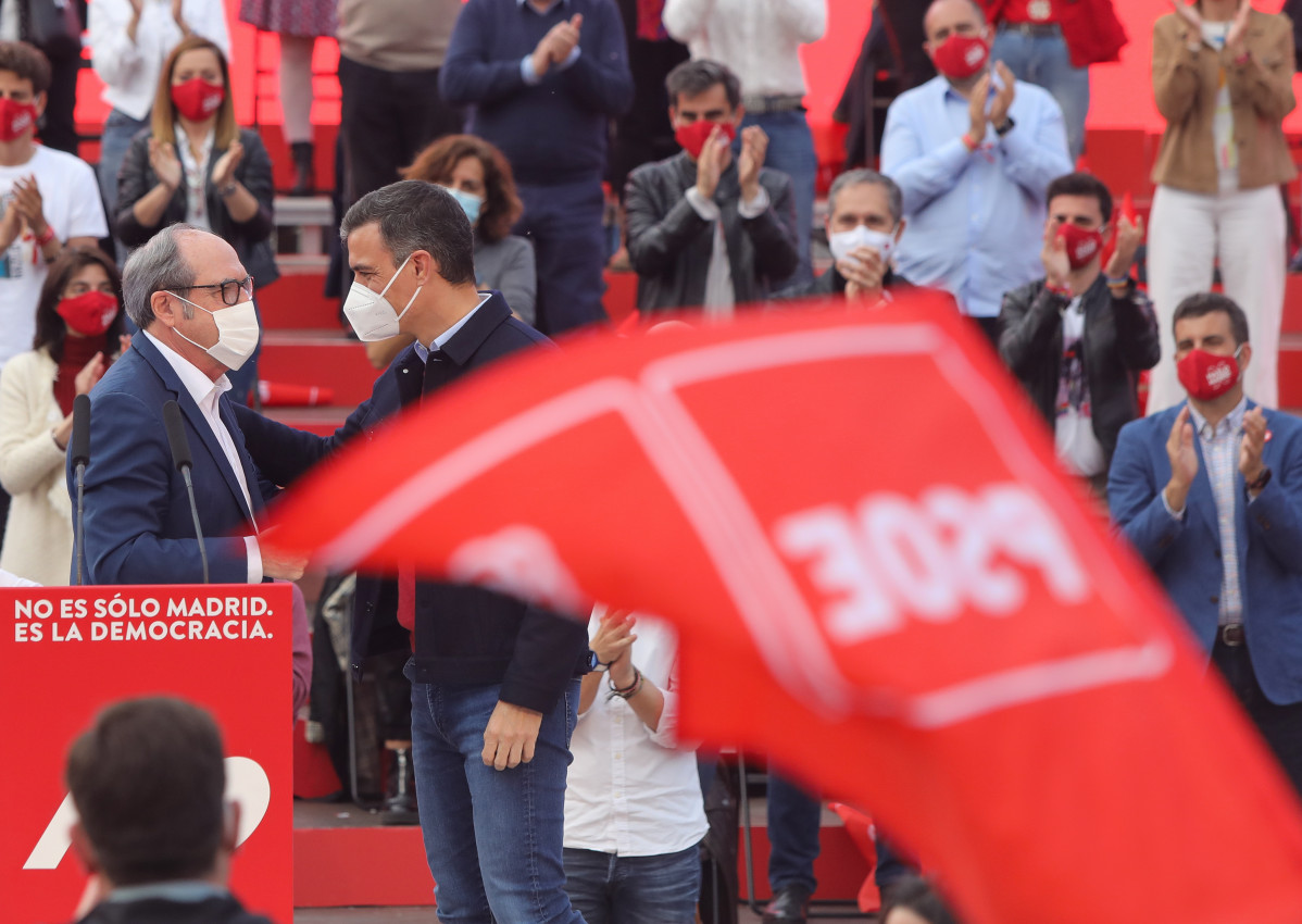 El candidato del PSOE a la Presidencia de la Comunidad de Madrid, Ángel Gabilondo y el presidente del Gobierno, Pedro Sánchez durante el último acto de campaña del partido en el auditorio del Parq