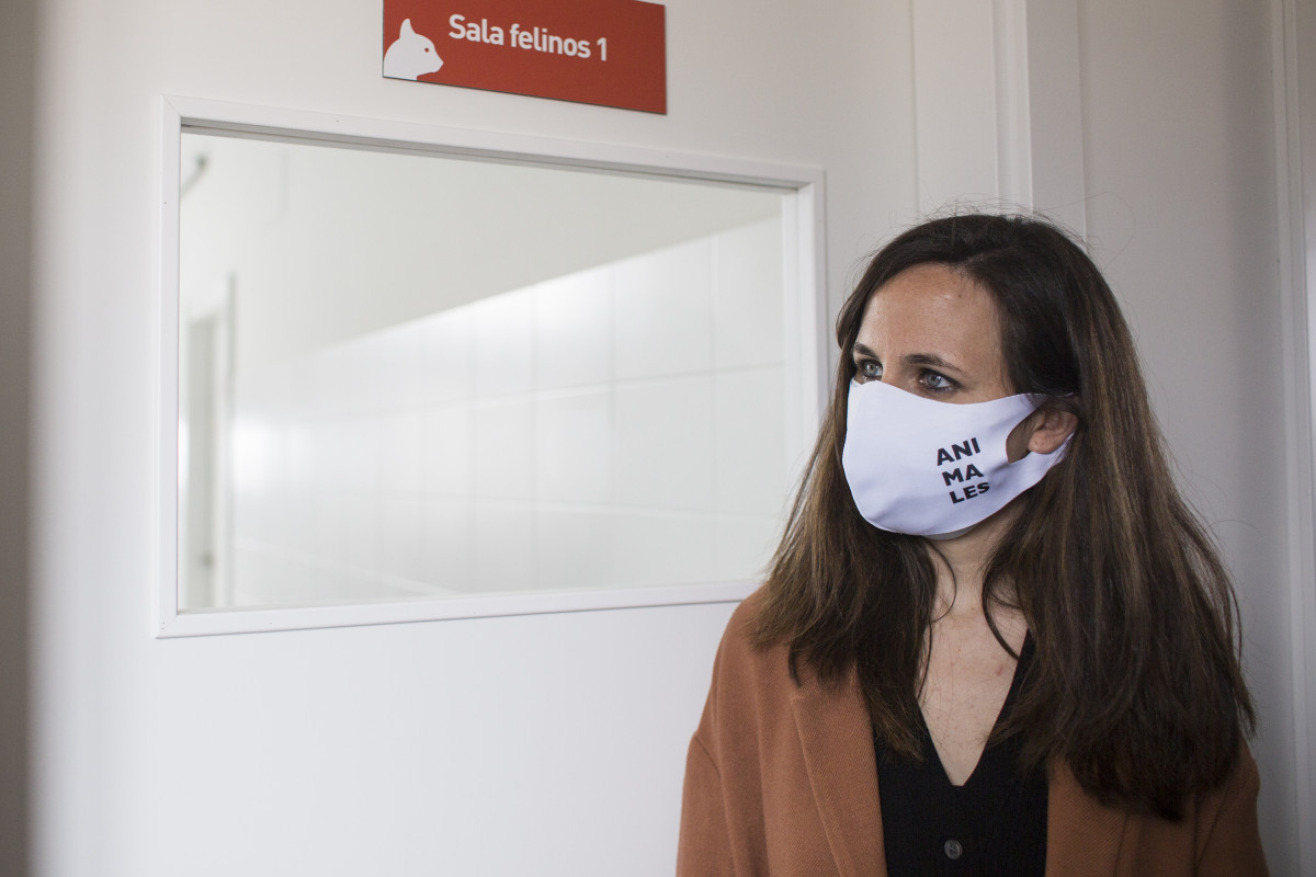 La ministra de Drets Socials i Agenda 2030, Ione Belarra, durant una visita al Centre d'Integració de Protecció Animal Rivas-Vaciamadrid (CIPAR), a 23 d'abril de 2021, en Rivas-Vaciamadrid, Madrid (