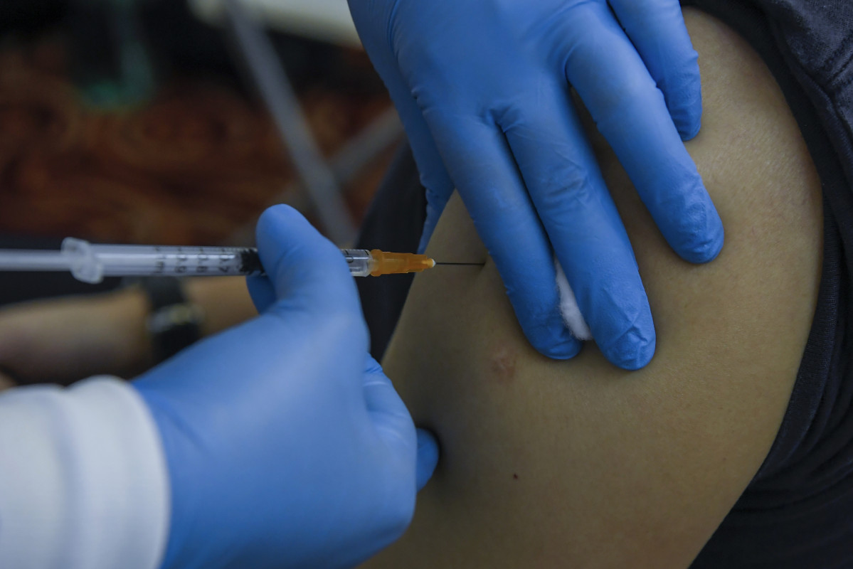 EuropaPress 3686843 05 may 2021 malaysia kuala lumpur healthcare worker gives an injection of