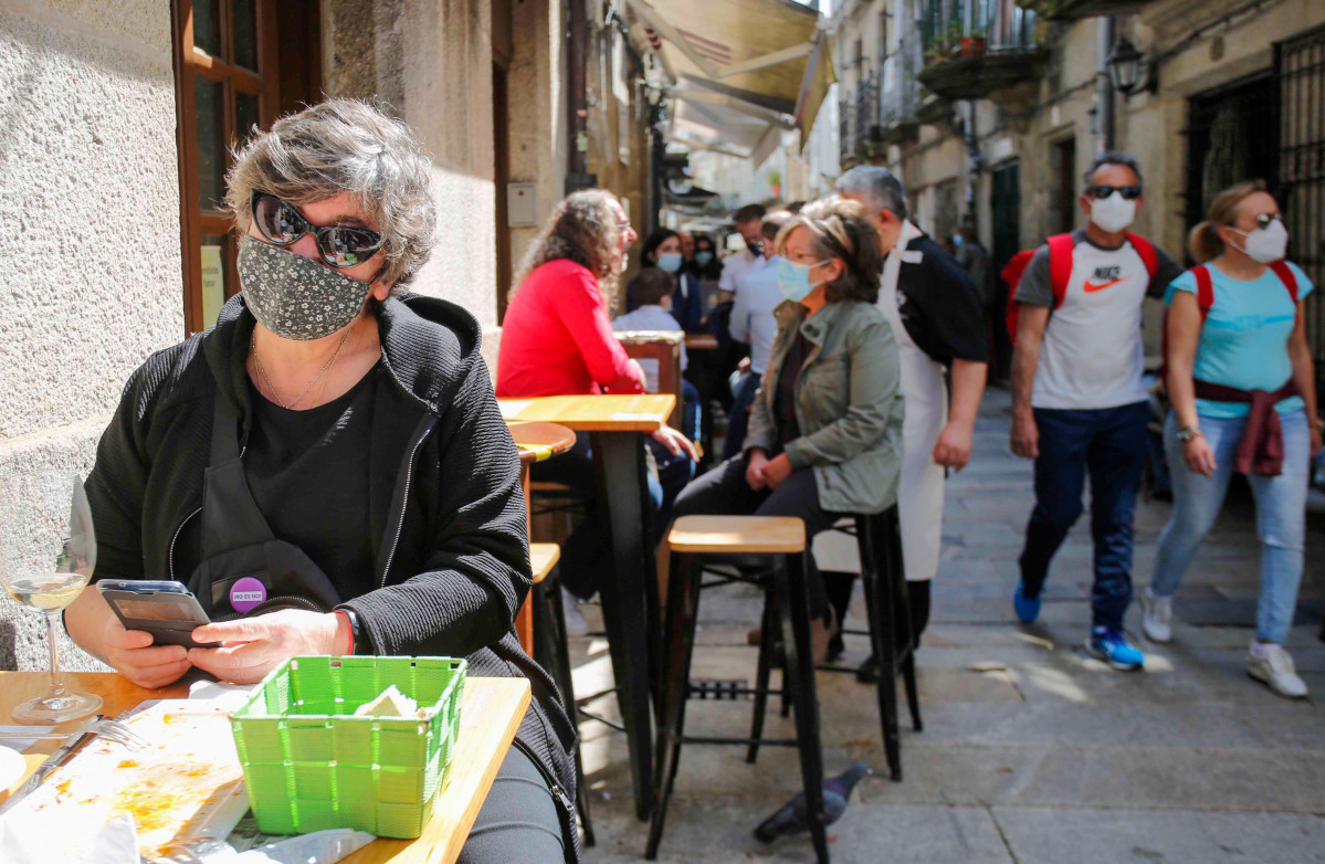 Archivo - Varias personas en una calle de terrazas de Baiona, en Vigo, Pontevedra, Galicia (España), a 28 de marzo de 2021. El subcomité clínico mantiene el nivel alto de restricciones en el concel