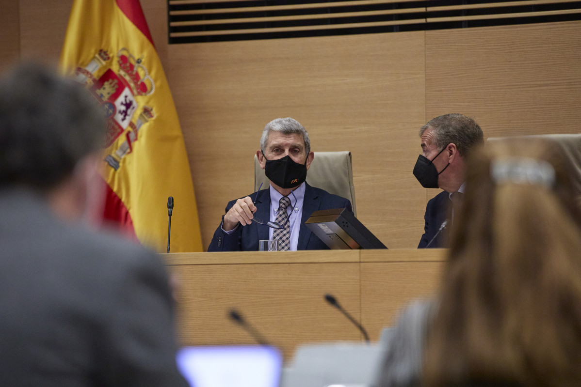 El presidente de la Corporación RTVE, José Manuel Pérez Tornero (i), conversa en una Comisión Mixta de Control Parlamentario de la Corporación RTVE y sus Sociedades,  a 29 de abril de 2021, en la
