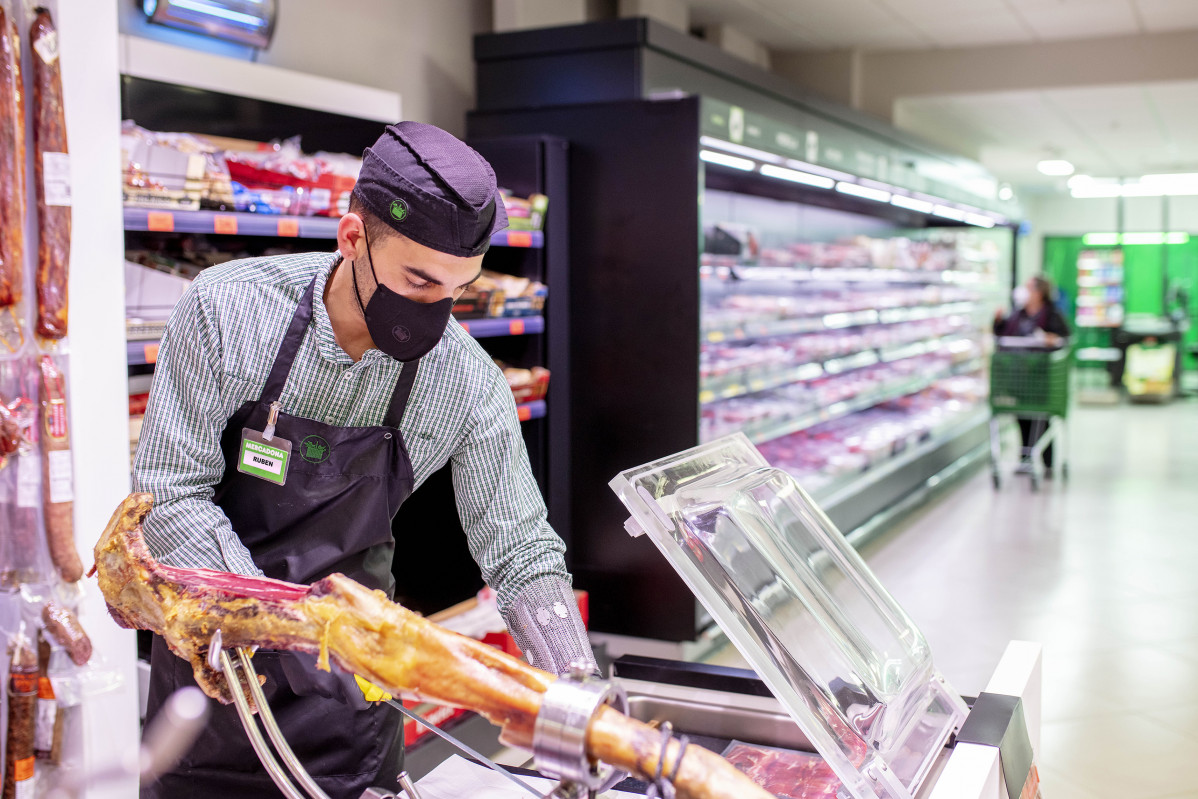 FOTOGRAFIA Rubén, treballador del supermercat de Sagrada Família a Barcelona ciutat, amb la nova mascareta corporativa