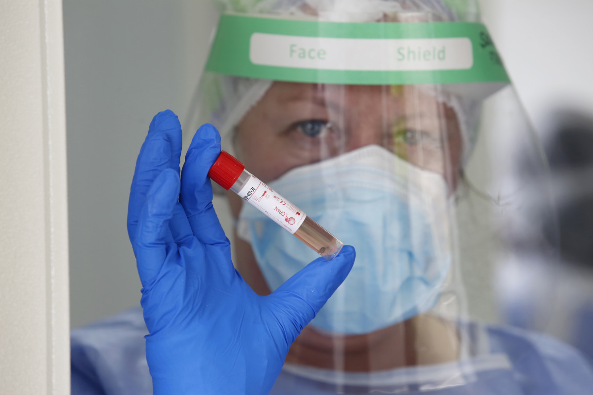 Archivo - La enfermera Sara Fernández Rodríguez realiza test PCR para la detección del COVID-19 en el 