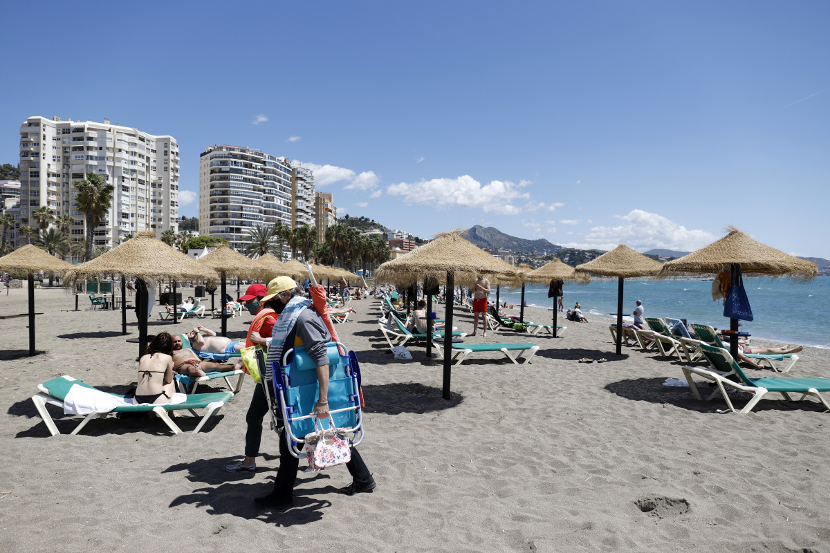 Malagueños y visitantes disfrutan de las playas  de la capital durante el primer fin de semana de apertura de la movilidad entre provincias y coincidiendo con la primera semana del mes de mayo, en la