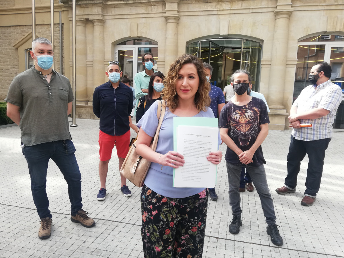 Archivo - Sara Carreño muestra la demanda que el Consejo Ciudadano alternativo y la candidatura de Entre Todas Podemos va a presentar en el juzgado contra Podemos para anular las primarias de la form