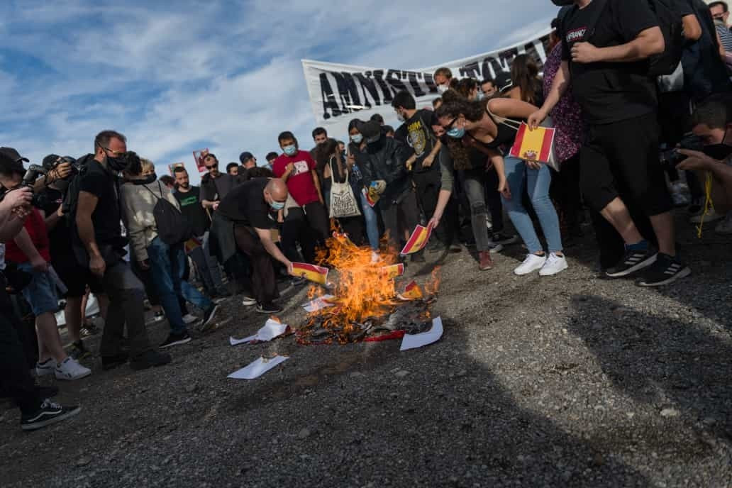 Manifestantes queman banderas españolas al final de una manifestación por el rapero Pablo Hasel, ante la cárcel de Ponent en Lleida