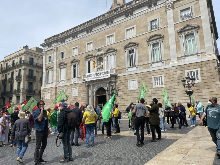 80 personas protestan contra la reversión de los recortes en educación ante la Generalitat