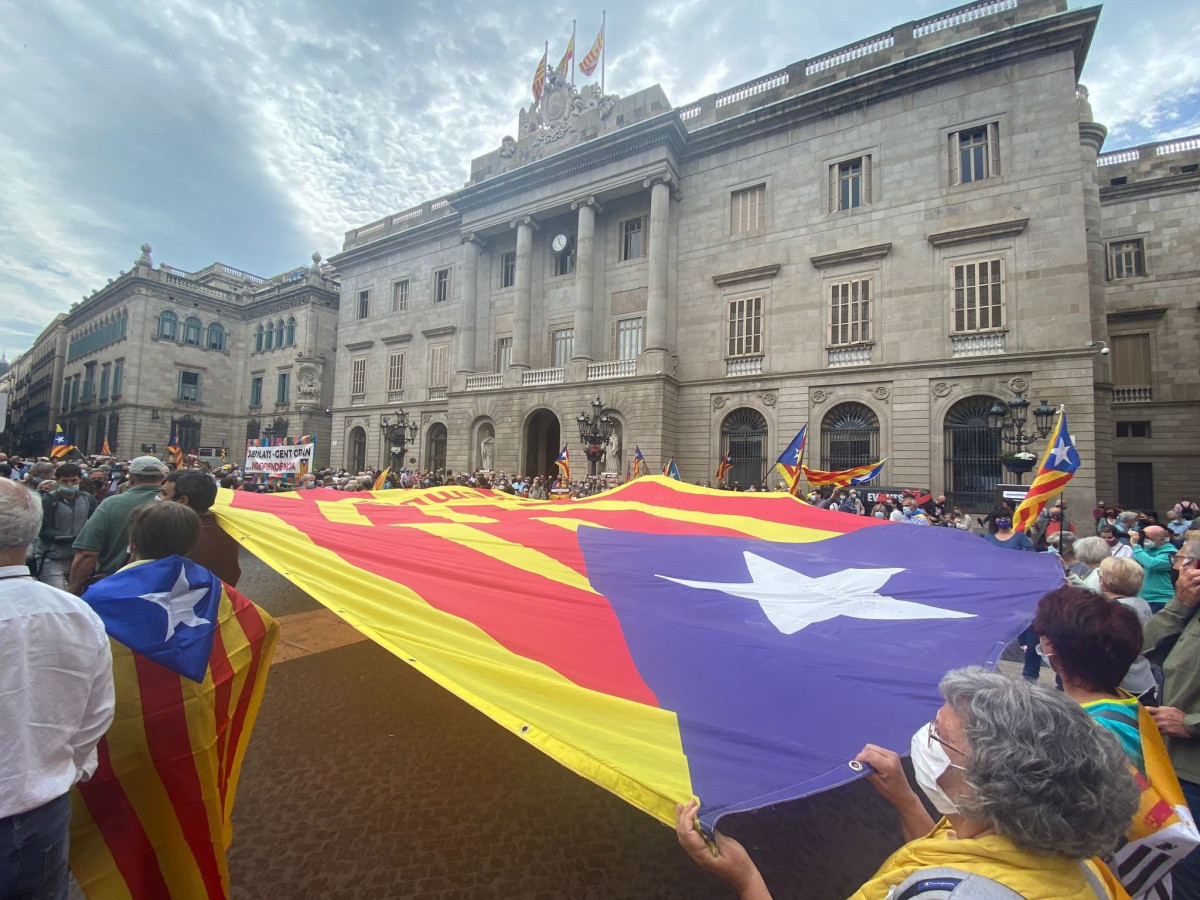 Unas 1.200 personas se concentran en Barcelona llamadas por la ANC