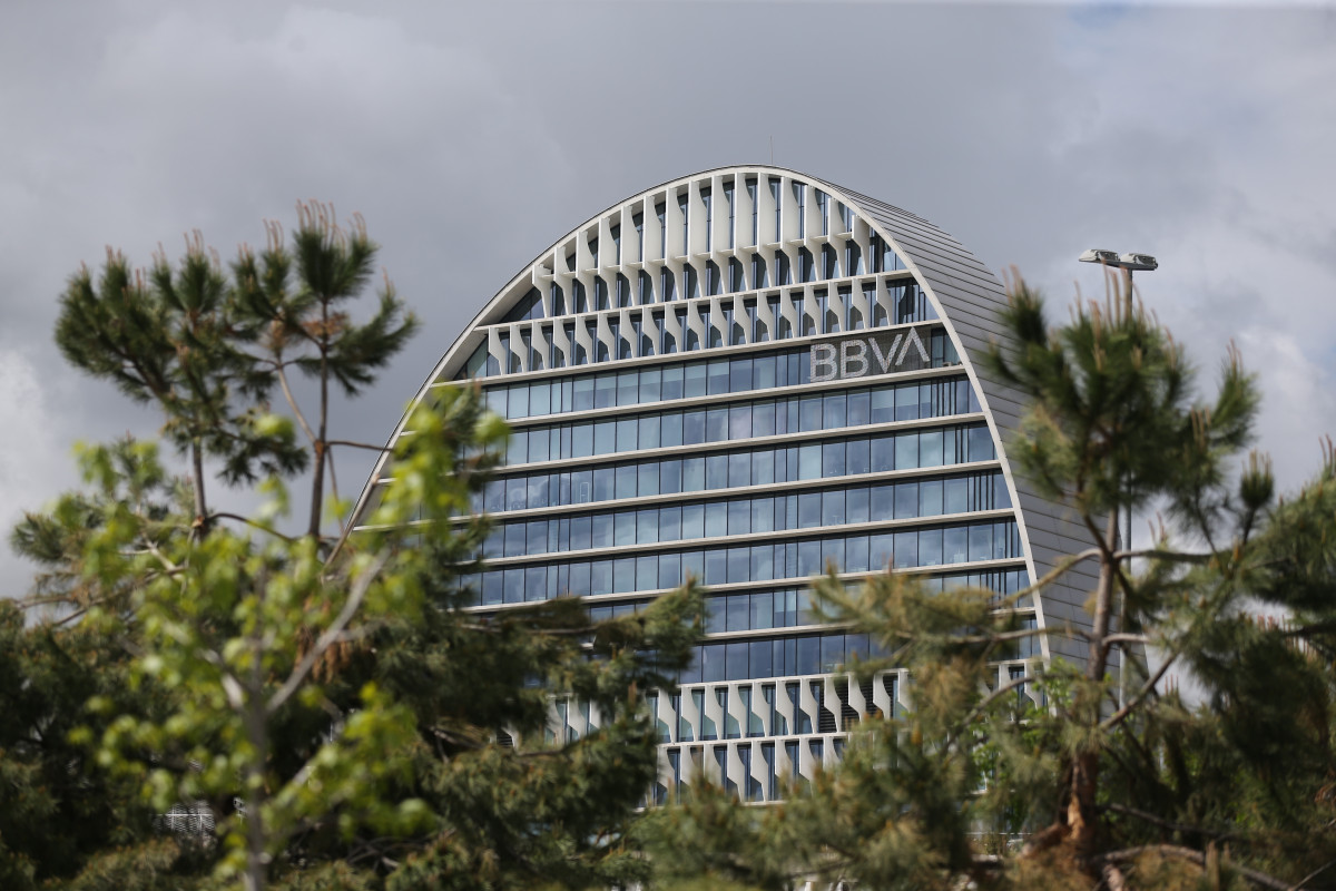 Edificio de la sede de BBVA en Madrid, conocido como ‘La Vela’, a 22 de abril de 2021, en Madrid (España). La dirección de BBVA ha planteado el despido de 3.798 personas y el cierre de 530 ofici