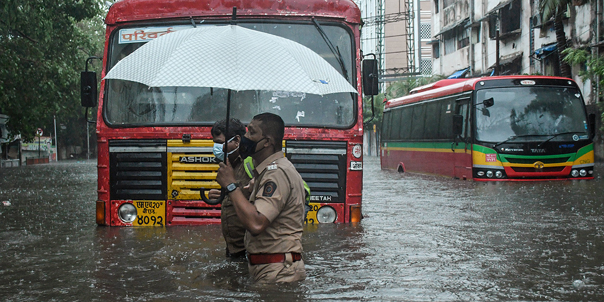 EuropaPress 3717581 17 may 2021 india mumbai policeman helps public transport driver to cross