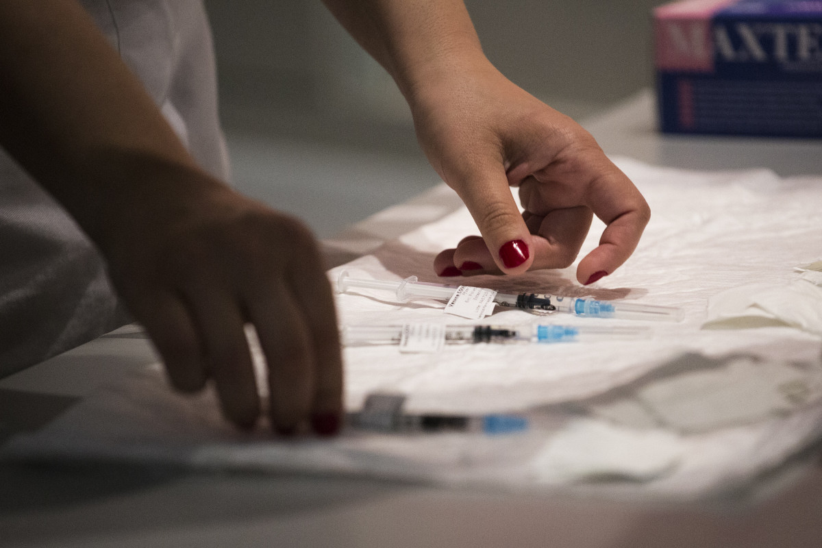 Una sanitaria con varias dosis de la vacuna de Pfizer en el Hospital Universitario de Getafe, a 17 de mayo, en Getafe, Madrid (España). La Comunidad de Madrid ha comenzado hoy a vacunar a personas en