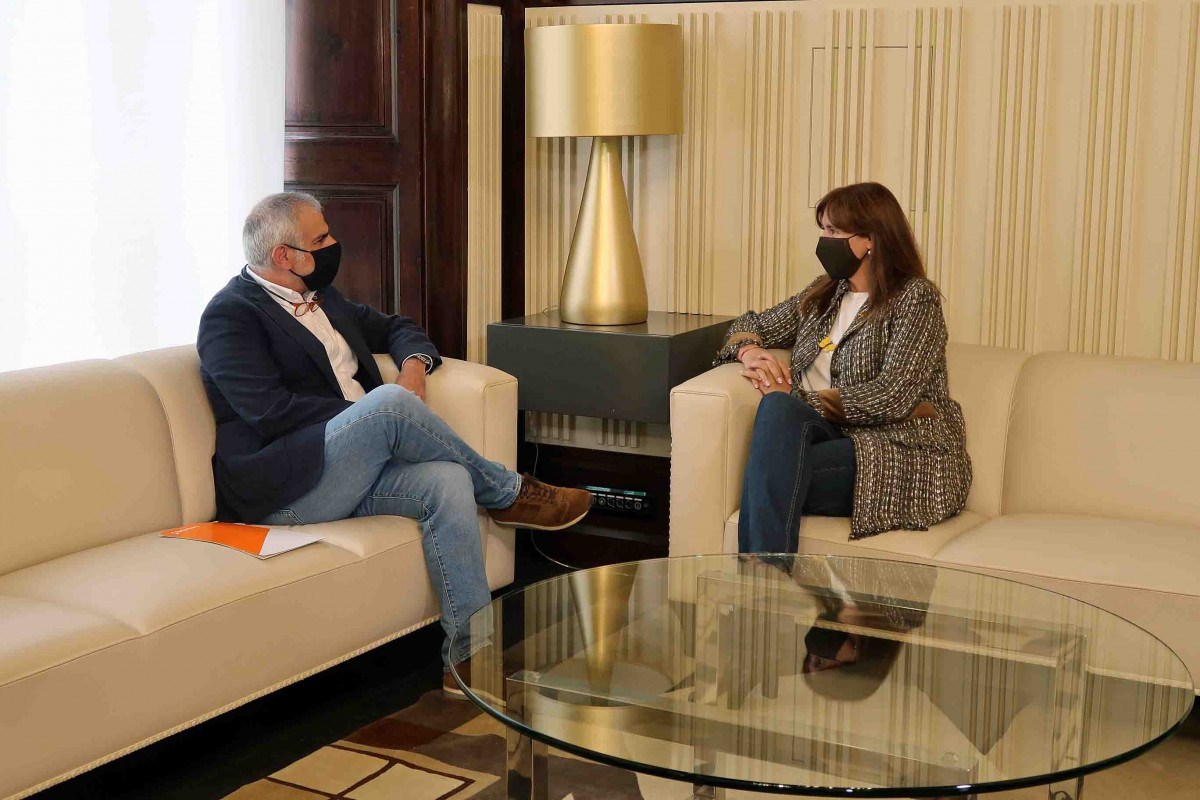El líder de Cs en Catalunya, Carlos Carrizosa, y la presidenta del Parlament, Laura Borràs, en la reunión con motivo de la ronda de contactos para investir al candidato de ERC a la Presidencia de l
