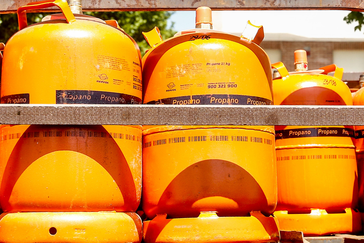 Detalles de bombonas de butano cargadas en un camión.