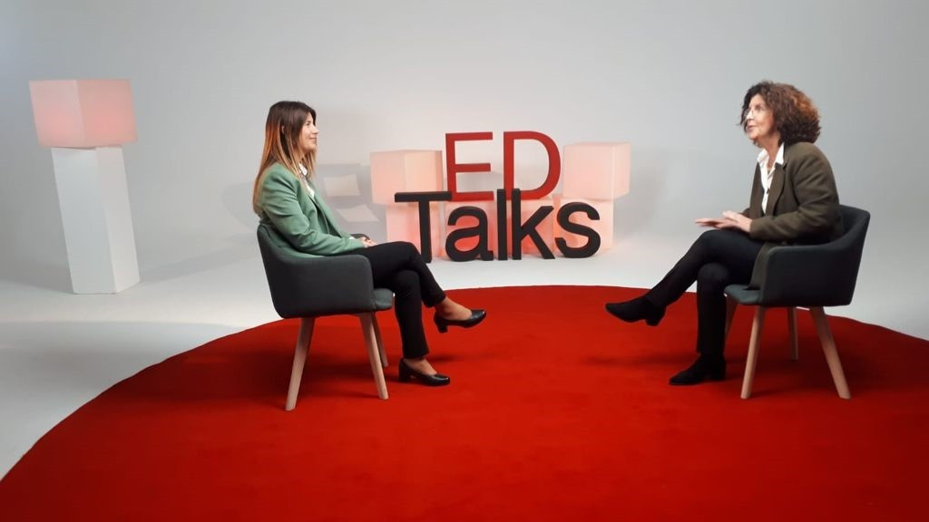 La maestra, psicopedagoga y doctora en Ciencias de la Educación, Èlia López Cassà, durante el diálogo con la directora de estudios de los grados de Educación de la UAO CEU, Marisa Vázquez.