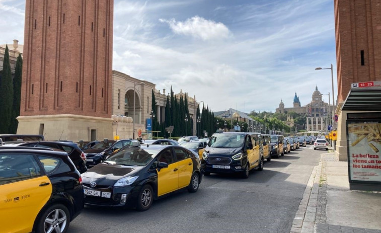Unos 400 taxistas reclaman en Barcelona que las VTC cumplan la normativa