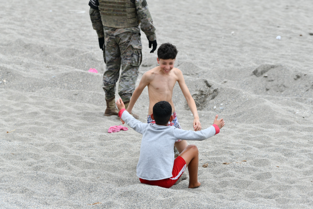 Dos niños se saludan en Ceuta