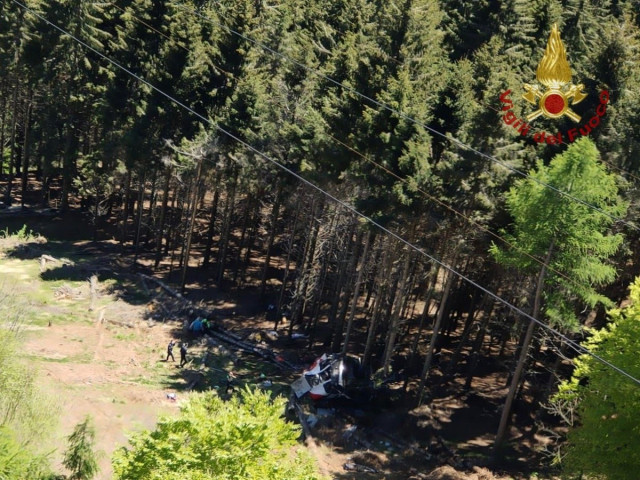 13 muertos y dos niños heridos tras descolgarse un teleférico en Italia