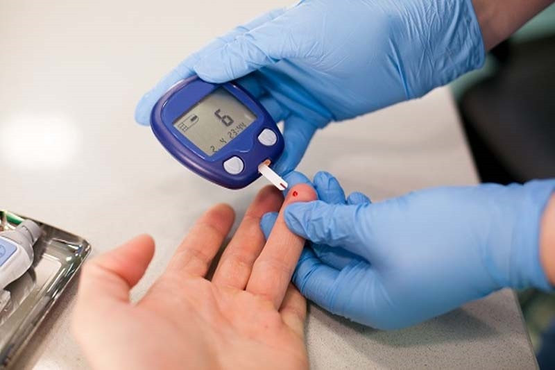 Archivo - Diabetes, glucómetro en una imagen de archivo.