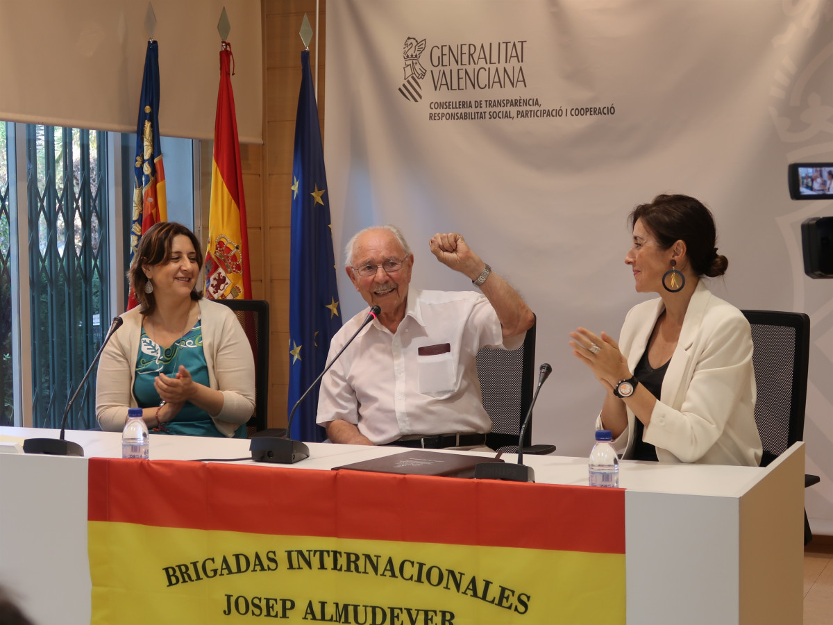 Archivo - El excombatiente de la Guerra Civil, Josep Almudéver, en el centro
