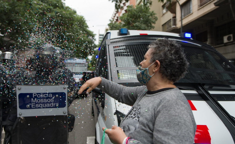 Unas 60 personas denunciadas durante el desahucio en el bloque Llavors en Barcelona
