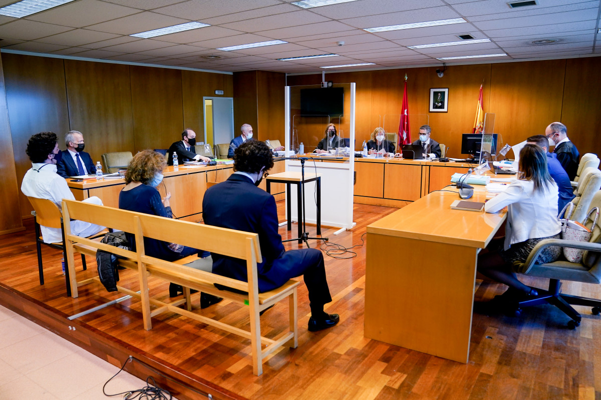 Francisco Nicolás Gómez Iglesias (i-blanco), más conocido como el Pequeño Nicolás, sentado en el banquillo de los acusados para declarar en un juicio en la Audiencia Provincial de Madrid, a 20 de