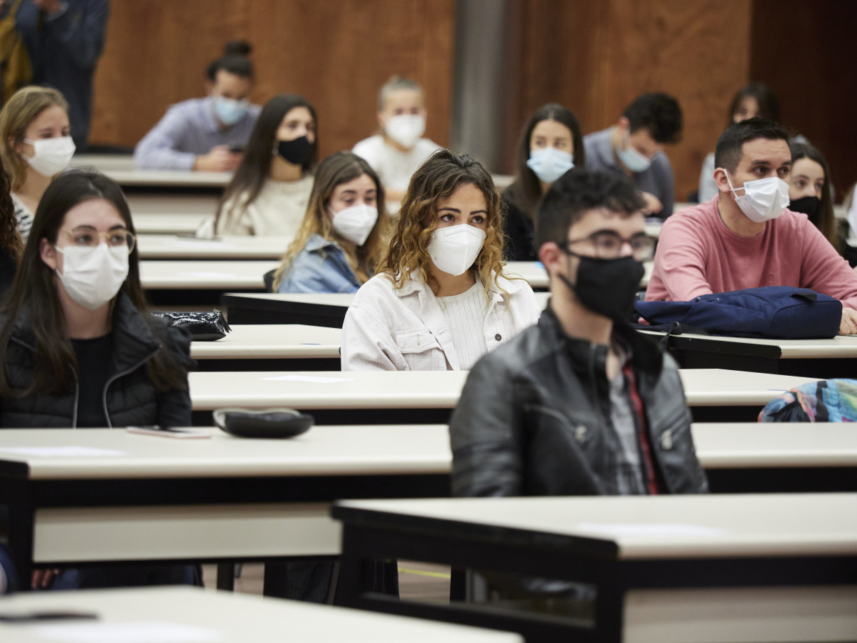 Alumnos escuchan la intervención de la ministra de Asuntos Económicos y Transformación Digital, Nadia Calviño, en un encuentro con estudiantes de la Universidad Pública de Navarra (UPNA), a 17 de