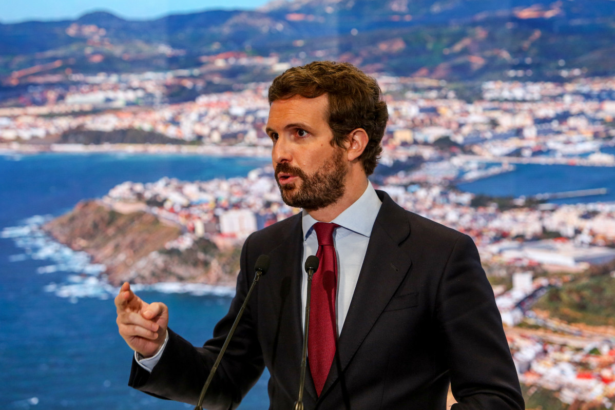El presidente del PP, Pablo Casado, ofrece declaraciones a los medios desde el stand de Turismo de Ceuta, en Fitur 2021, a 20 de mayo de 2021, en Madrid (España).