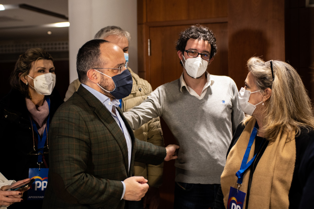 Archivo - El presidente del Partido Popular Catalán y candidato del partido a la presidencia de la Generalitat, Alejandro Fernández, a su llegada a una rueda de prensa convocada para valorar los res