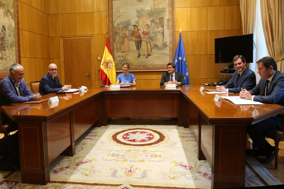Archivo - Arxiu - Els ministres de Treball i Seguretat Social, Yolanda Díaz i José Luis Escrivá, es reuneixen amb els secretaris generals de CCOO (Unai Sordo) i la UGT (Pepe Álvarez) i amb els pre