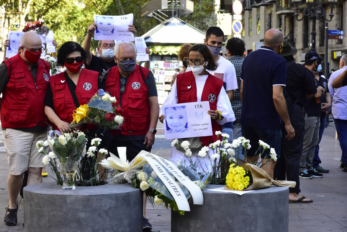 Archivo - Asistentes dejan rosas blancas y carteles en recuerdo a las 16 personas fallecidas el 17 de agosto de 2017 y a los más de 150 heridos en los atentados de Barcelona y Cambrils durante el hom